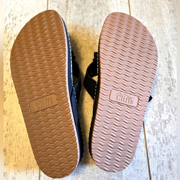 CLIFF'S BY WHITE MOUNTAIN BLACK FLIP-FLOPS. SIZE 7.5. - Picture 5 of 6
